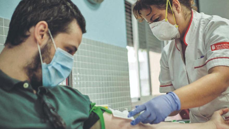 Cerca de 12.000 canarios acuden a donar sangre en pleno confinamiento