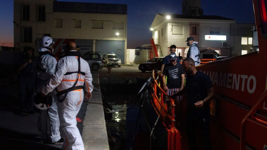 Traslado de los 3 inmigrantes rescatados al puerto de Motril.