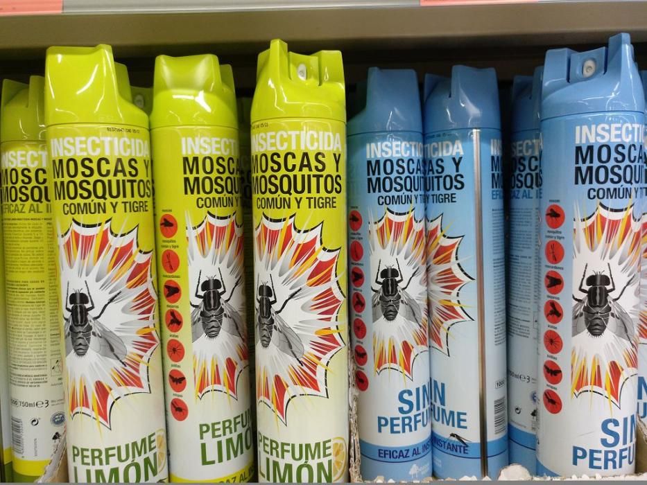 INSECTICIDA. Dentro del pasillo de los productos de limpieza, la Región de Murcia gana presencia gracias a empresas como la de Francisco Aragón S. L., una empresa murciana, ubicada en Molina de Segura. Los botes de insecticida que fabrica Francisco Aragón son con perfume de limón o sin perfume para la marca Bosque Verde, otro de la marca de productos recomendados de Mercadona.