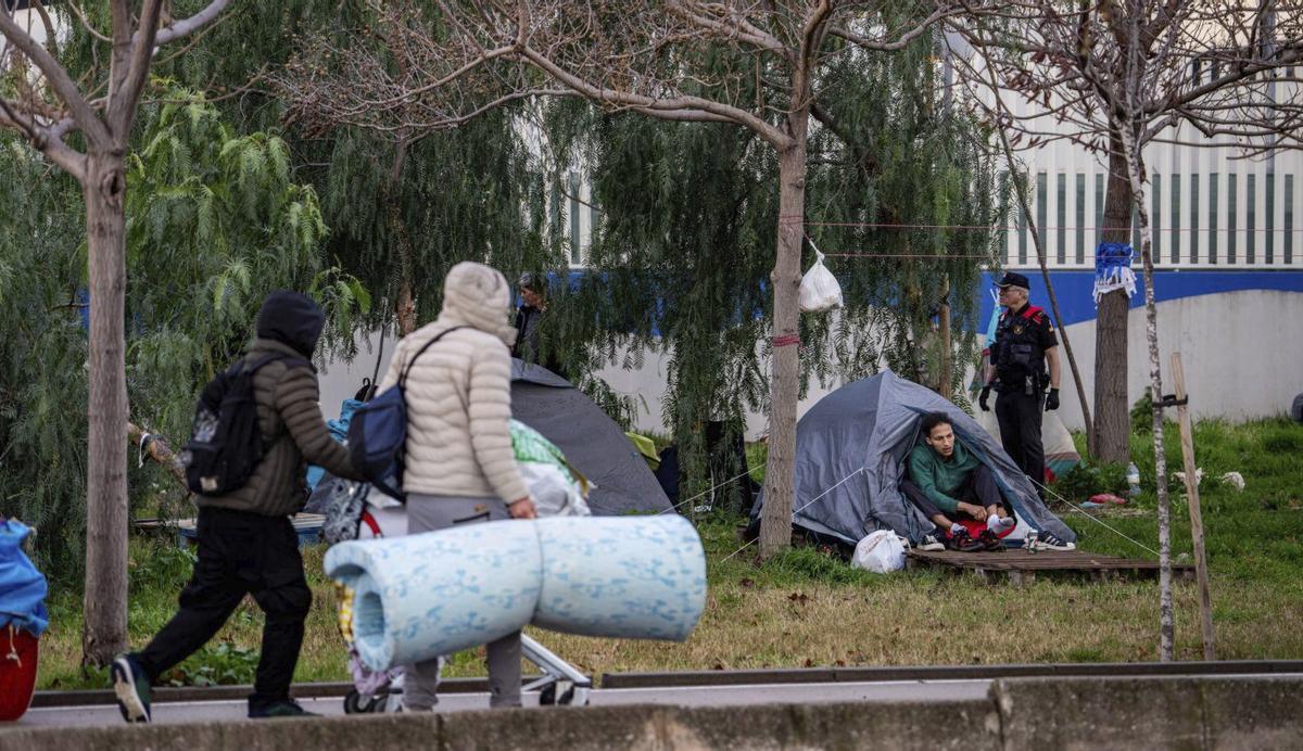 Desallotjades a la Zona Franca unes 200 persones sense llar