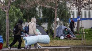 Desallotjades a la Zona Franca unes 200 persones sense llar