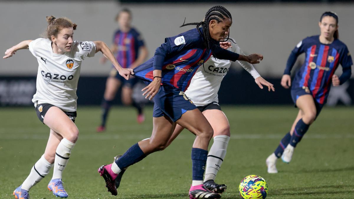 Geyse Ferreira se escapa con el balón durante el partido entre el Valencia CF y el FC Barcelona de la jornada 13 de la Primera División femenina