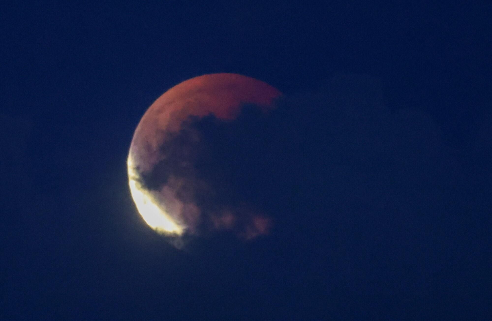 NAMUR (Belgium), 07/09/2025.- The 'Blood Moon' is seen during a total lunar eclipse event in Namur, Belgium, 07 September 2025. (Bélgica) EFE/EPA/OLIVIER HOLSET