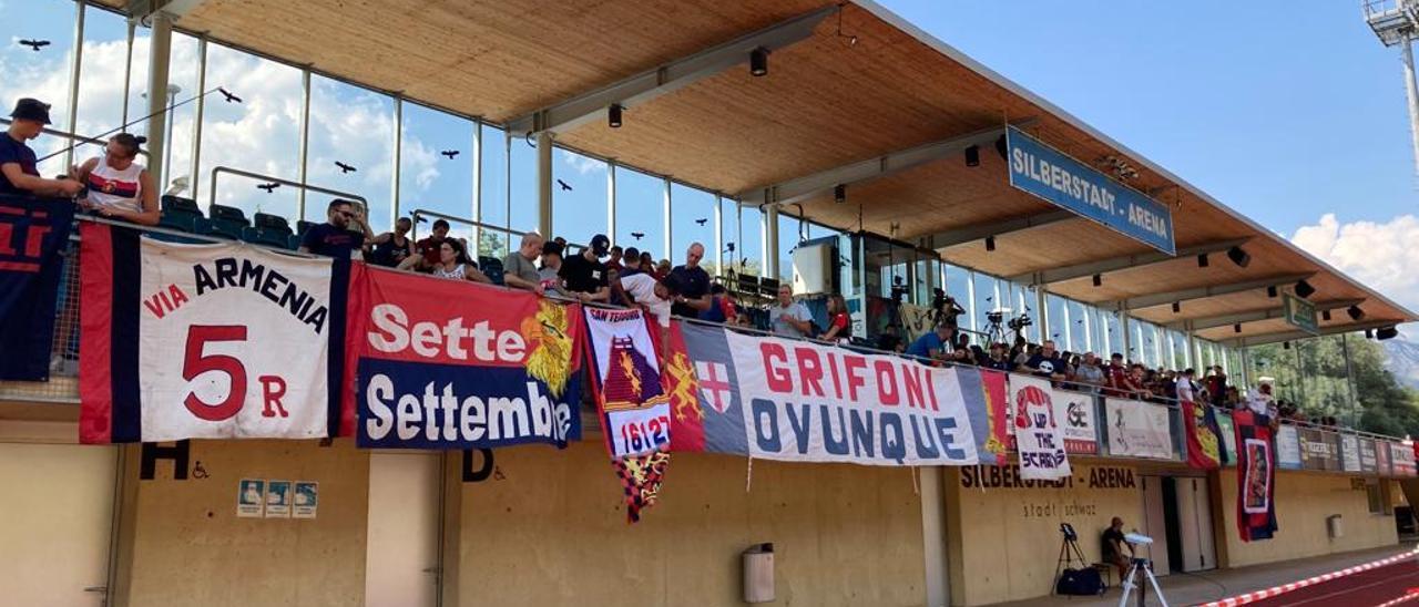 La afición del Genoa ayer animando a su equipo.