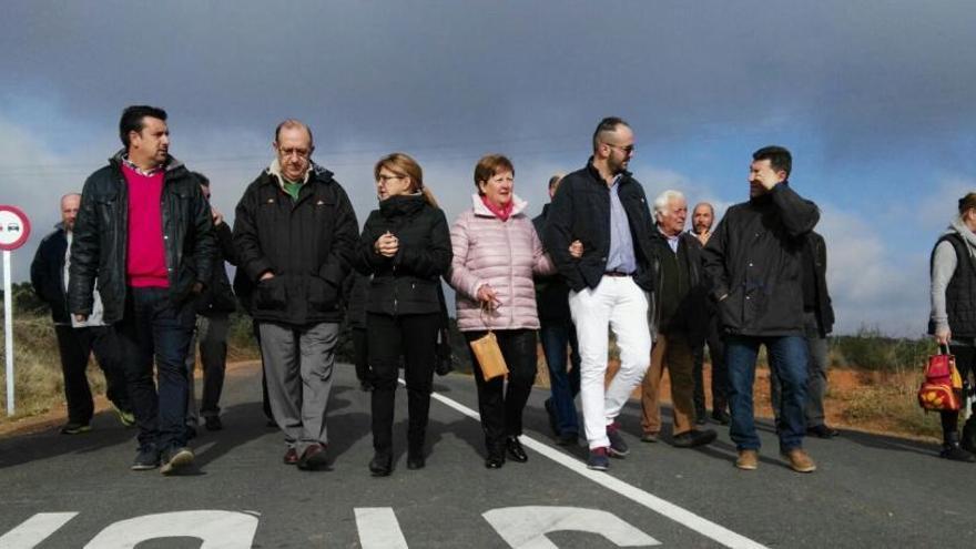 La Diputación inaugura la mejora de la vía de Villaferrueña a Coomonte