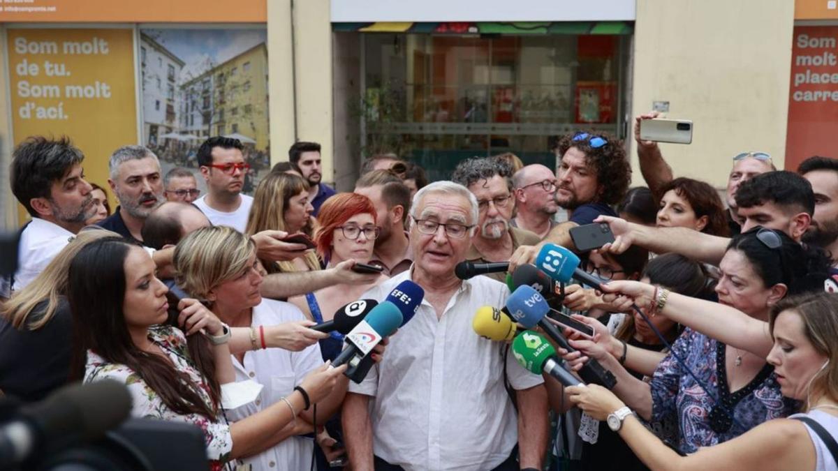 El alcalde de València ante una nube de periodistas el pasado martes tras la dimisión de Oltra. | GERMÁN CABALLERO