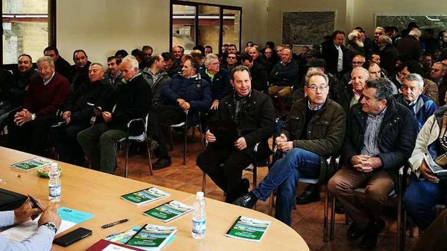 Regantes del Canal Toro-Zamora durante la asamblea general celebrada ayer.