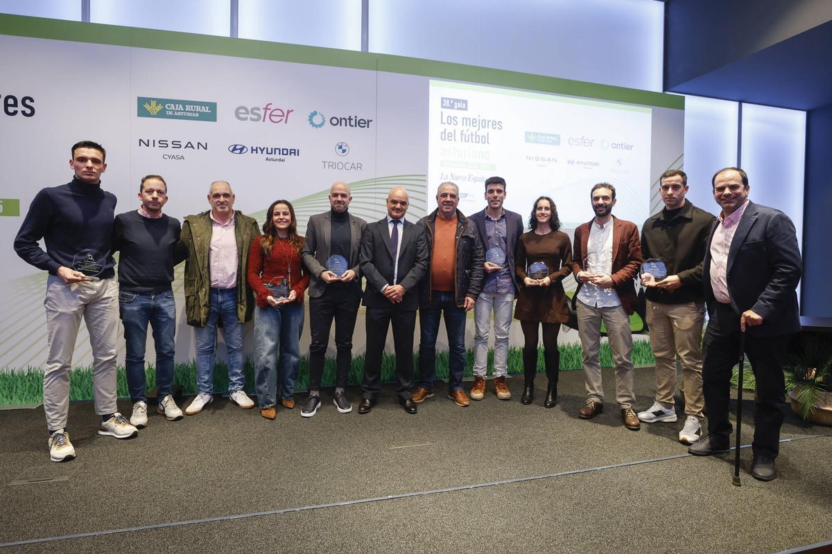 Por la izquierda, Ramón Collado, Miguel Prendes (coordinador de la Escuela de Árbitros), Samuel Méndez (vicepresidente del Comité Técnico de Árbitros), Eliana Fernández, Pablo González Fuertes, Marco Santurio, Cristino Rebollar (vicepresidente del Comité Técnico de Árbitros), Francisco García Riesgo, Sara Ovies, Gael García, Adrián Barreiro y Antonio Martos (subdelegado de árbitros de fútbol sala).