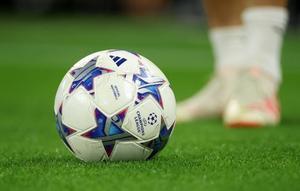Un balón de la Champions League, durante un partido de la presente temporada.