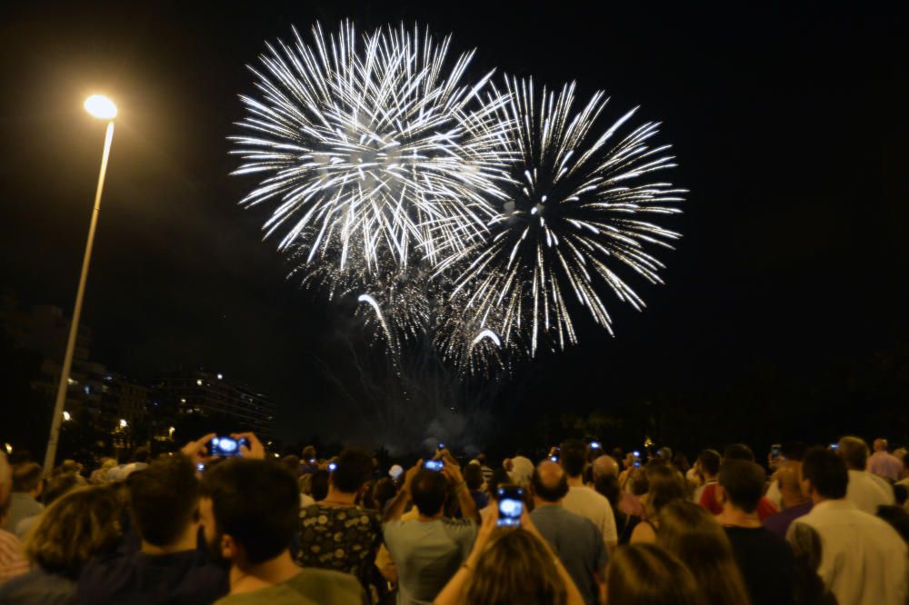 El castillo lanzado desde el puente del Ferrocarril despide las fiestas con la tradicional cascada y la limitación del aforo en la ladera