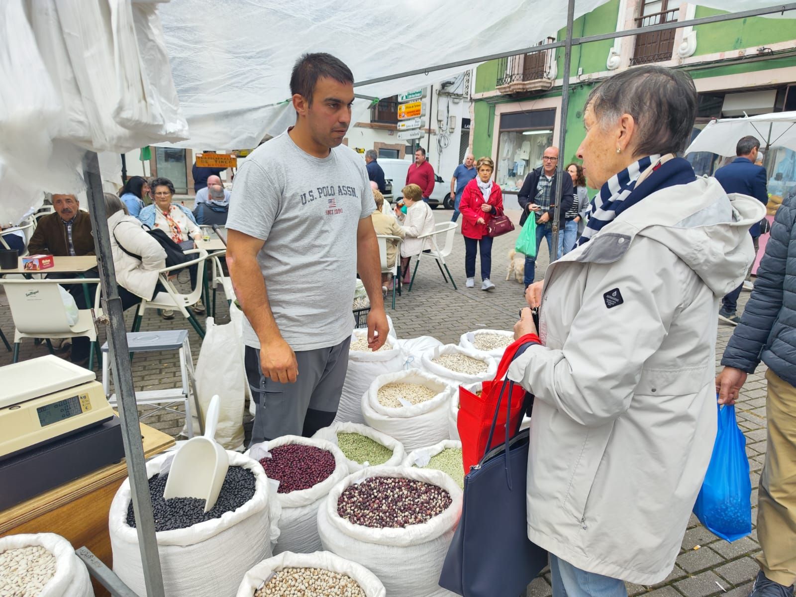 El Mercado Tradicional de Grado celebra su "Moscón de Oro": "Por esta cita nos conocen en toda Asturias"