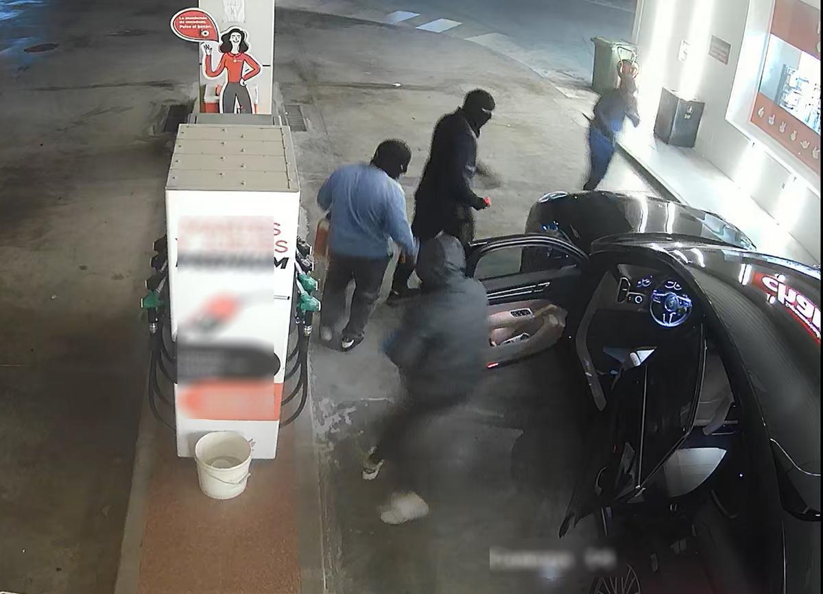 Las cámaras de seguridad de una gasolinera captaron uno de los robos cometidos por la banda criminal