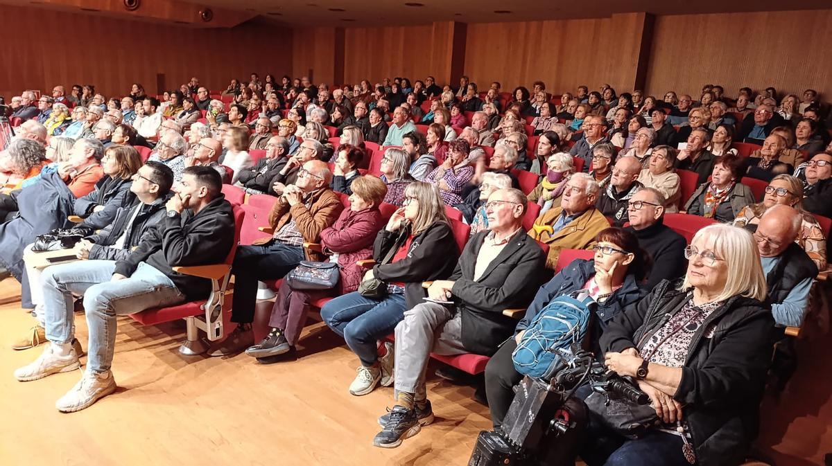 Público asistente a la jornada de puertas abiertas contra la macroplanta de biometanización en Casinos.