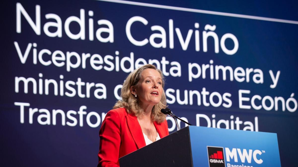 La vicepresidenta primera y ministra de Asuntos Económicos y Transformación Digital, Nadia Calviño, interviene durante la firma de un acuerdo para celebrar el Mobile World Congress (MWC) hasta 2030 en Barcelona, en la Fira de Barcelona.