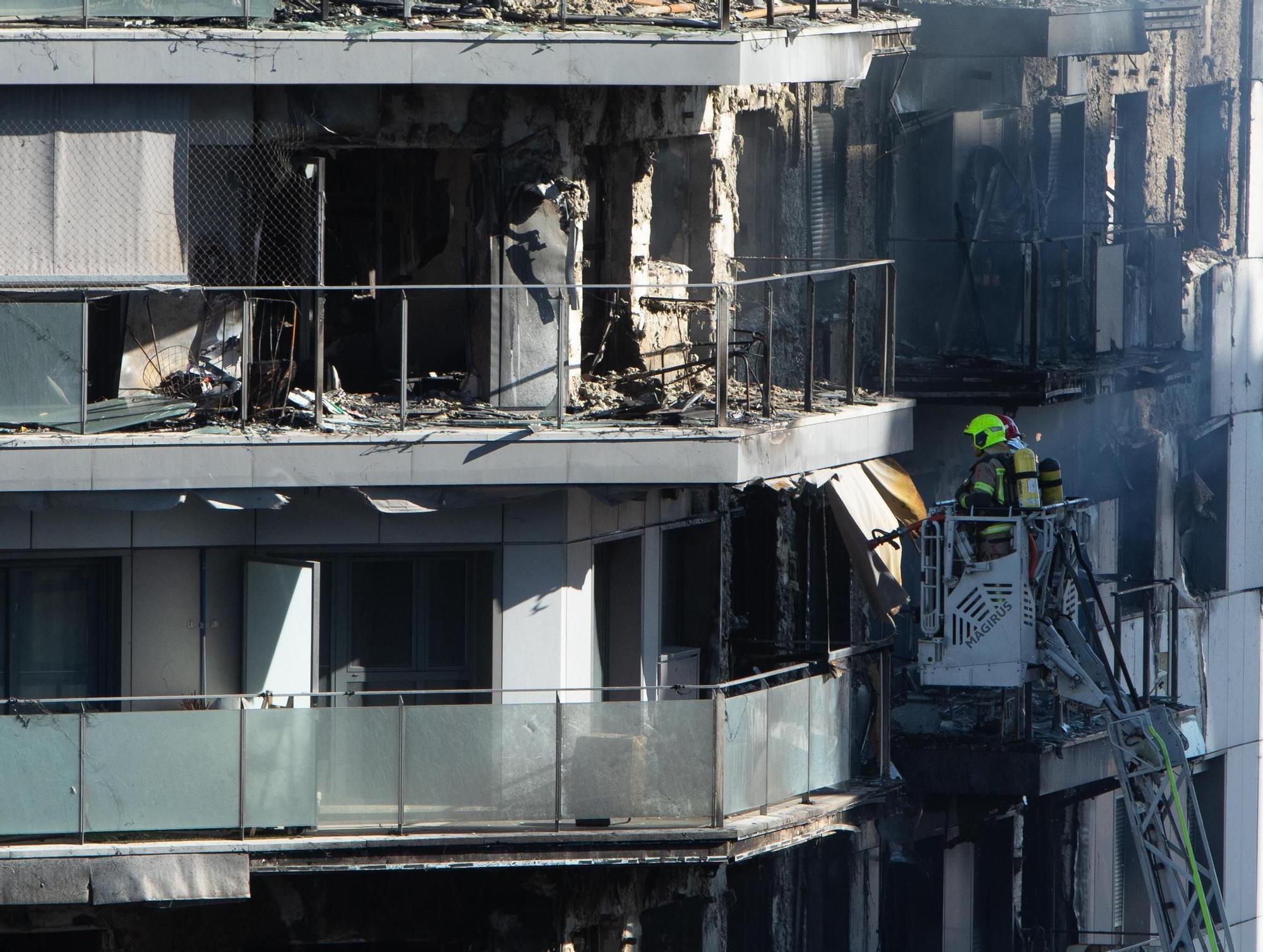 El trabajo de los bomberos en la trágico incendio de València