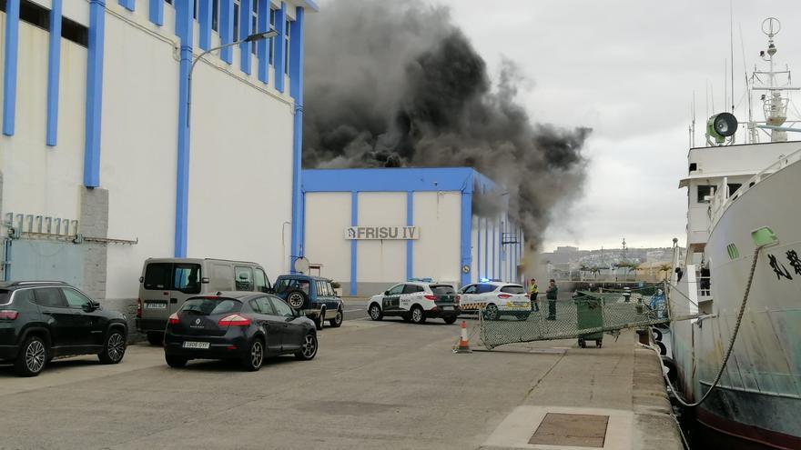 La flota pesquera japonesa se queda sin carnaza por el incendio de la nave de Frisu en el Puerto de Las Palmas