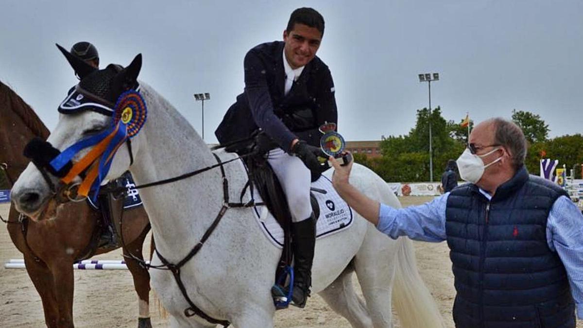 Pablo Moralejo recibe su trofeo de tercer clasificado. | JM