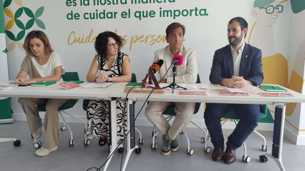 Representantes de Bromera, de Caixa Popular y del Ayuntamiento de Alzira, esta mañana, en la rueda de prensa.
