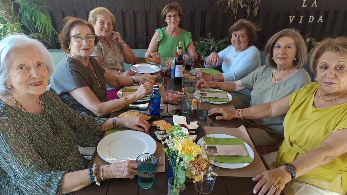 Exalumnas del Colegio de "les monjes" de Cangas, recuerdan su etapa estudiantil.