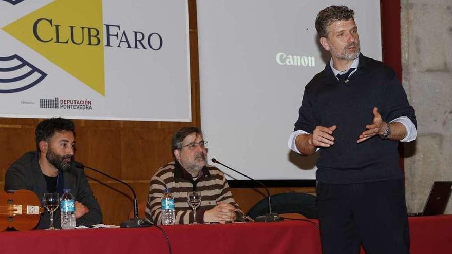 El novelista Francisco Narla (de pie) con el director del Museo do Mar, Vicente Caramés, y Xurxo Patiño.