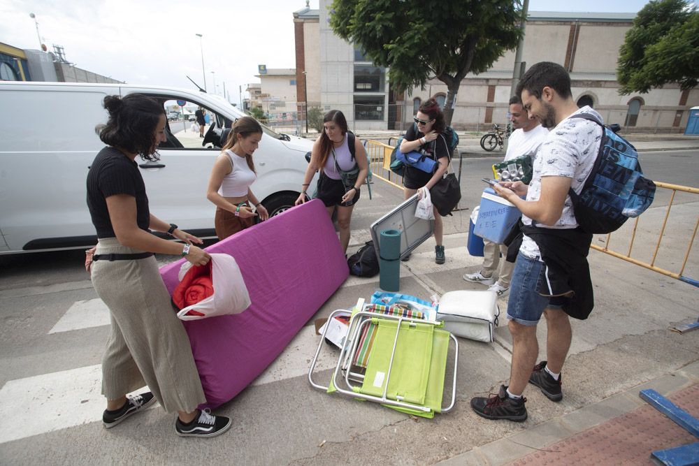 Multitud de jóvenes llegan al Port de Sagunt con sus tiendas de campaña, en el inicio del Festardor.