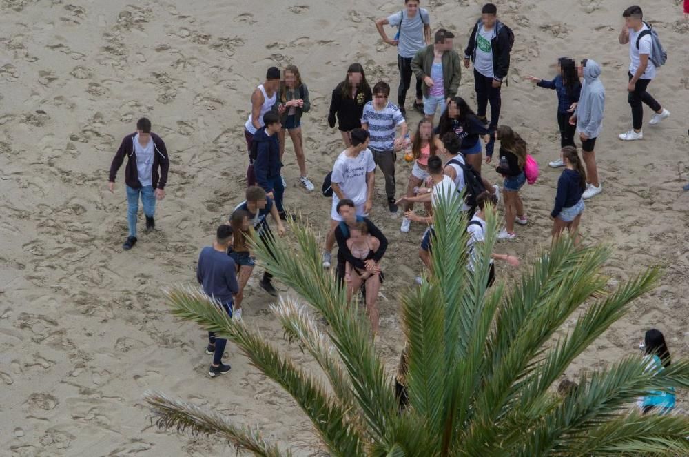 Miles de jóvenes celebran el botellón en la playa de San Juan