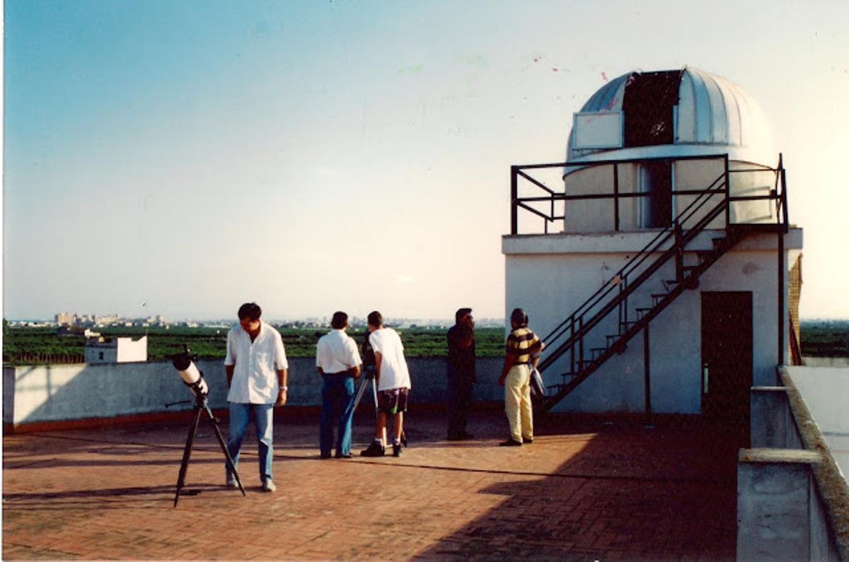 Visitantes del observatorio de Albuixech tras su inaguración en 1993.