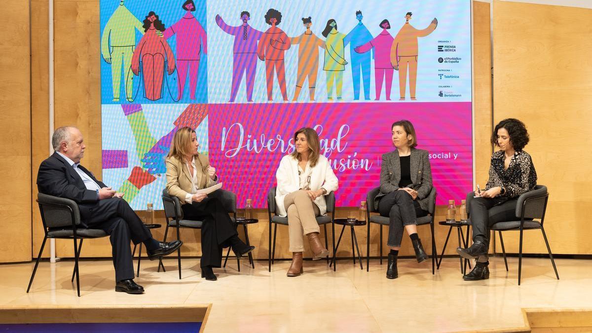 Manuel Casteleiro, Ana Fernández, Val Díez, Sonia Río e Isabel Benítez, moderadora del evento.