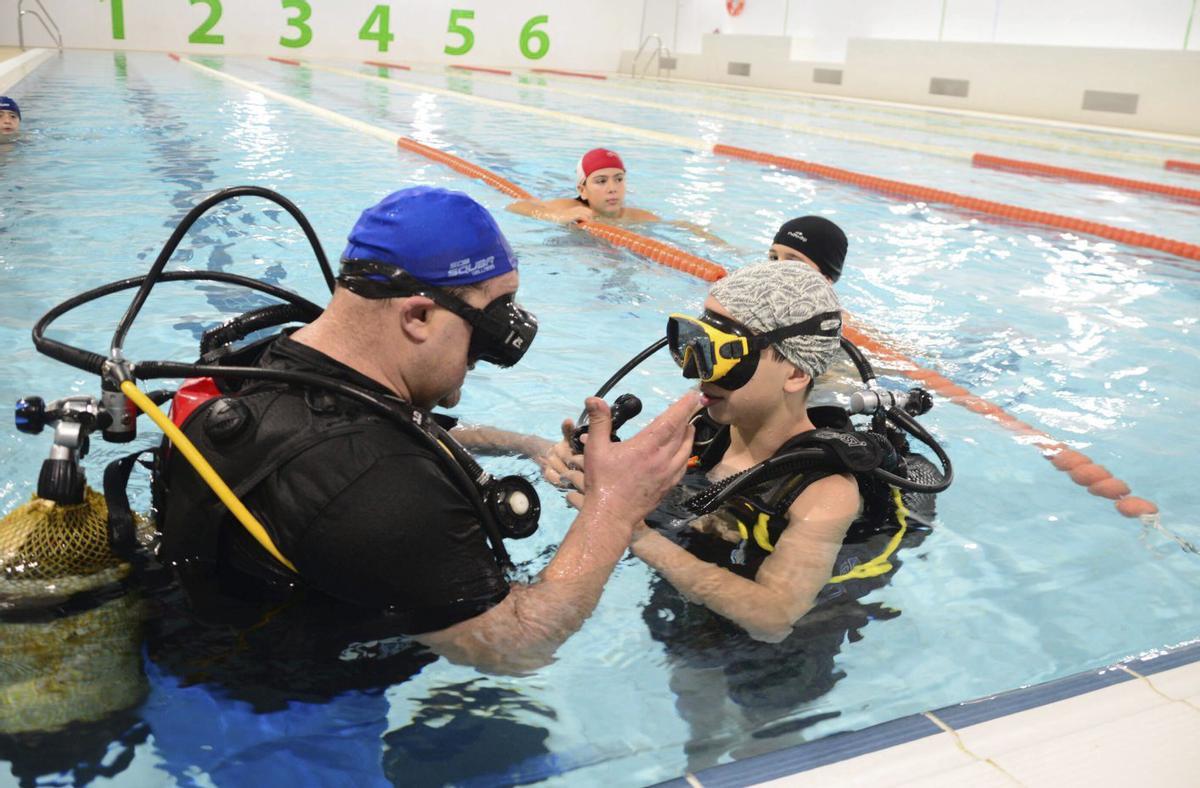 Una actividad en la piscina municipal de As Lagoas, en Bueu, con el Club de Buceo Ons.
