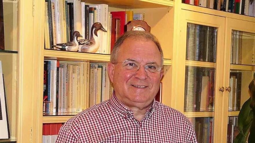 Ángel García con el libro que presentará mañana dentro del festival de fados.