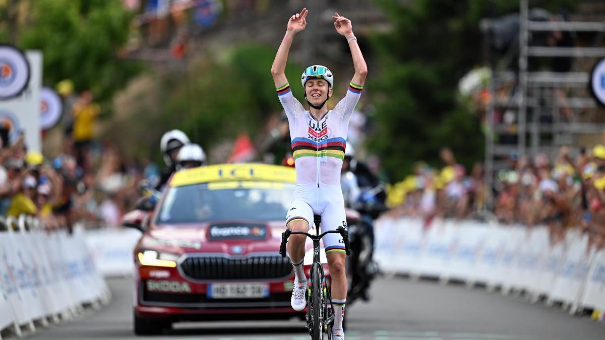 Tadej Pogacar celebrando su segundo triunfo en este Tour de Francia