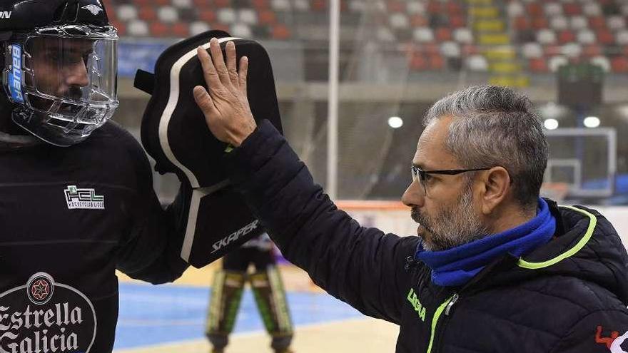 Xavi Malián y Juan Copa se saludan antes de un partido del Liceo de esta temporada.