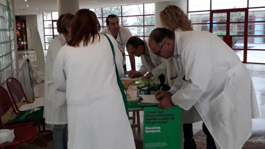 Recogida de firmas en el Hospital General de Alicante