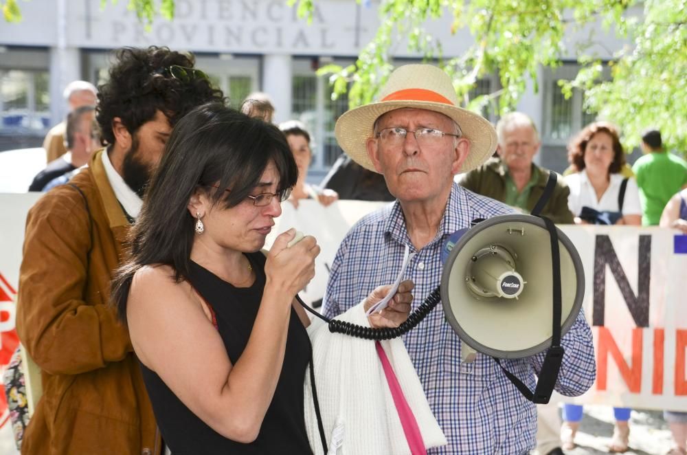 Los miembros de la asociación se concentran en la Audiencia para apoyar a una coruñesa que acude a una vista relacionada con su procedimiento de ejecución hipotecaria, demandada por el banco.