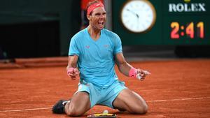 El tenista español Rafa Nadal ha conquistado su decimotercer título de Roland Garros al vencer en la final (6-0, 6-2, 7-5) al número uno del mundo, el serbio Novak Djokovic.