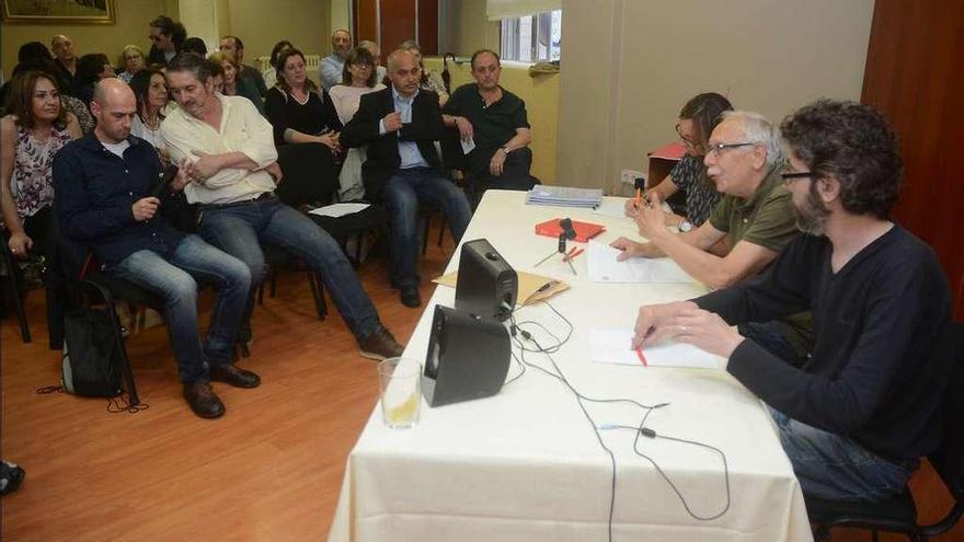 Un momento de la asamblea de militantes socialistas celebrada en el Hotel Rías Baixas. // Rafa Vázquez