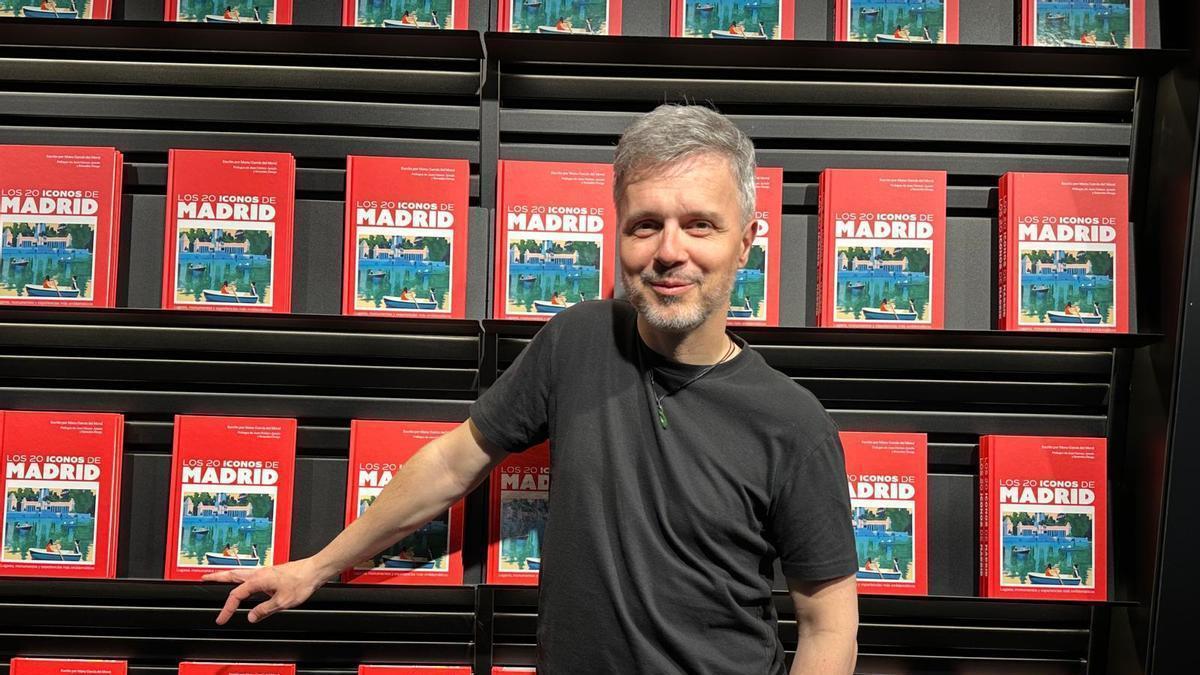 Juan Gómez-Jurado posa con Los 20 iconos de Madrid, el libro de Manu García del Moral al que el escritor madrileño pone prólogo.
