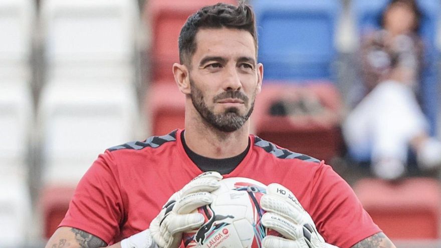 Ian Mackay agarra la pelota del partido durante un calentamiento en la liga. | Eldense
