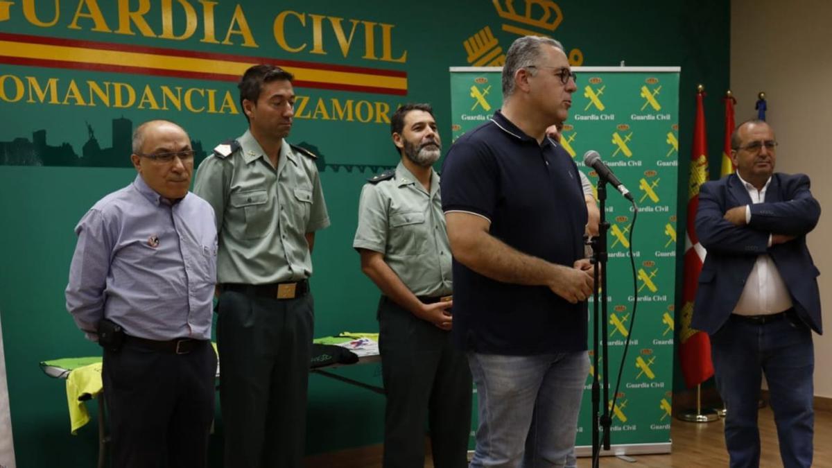El diputado de Deportes, Jesús María Prada, toma la palabra en el acto de presentación de la carrera a beneficio de la asociación de enfermedades raras. | |  ANA BURRIEZA