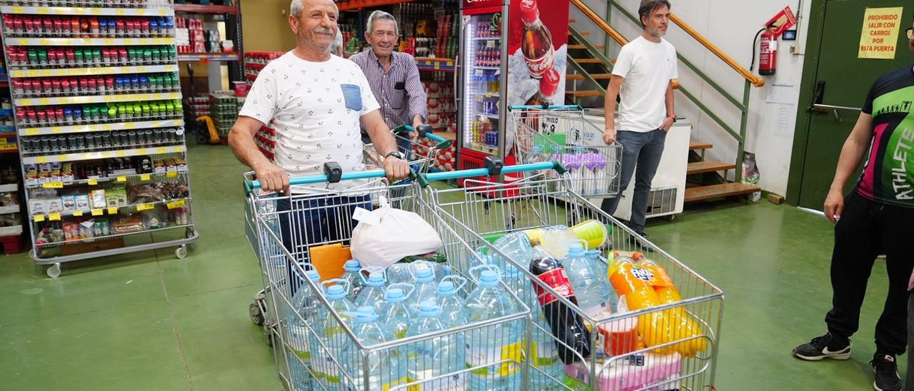 Acopio de agua en un supermercado de Pozoblanco tras conocerse la prohibición de consumo de la que llega de La Colada.