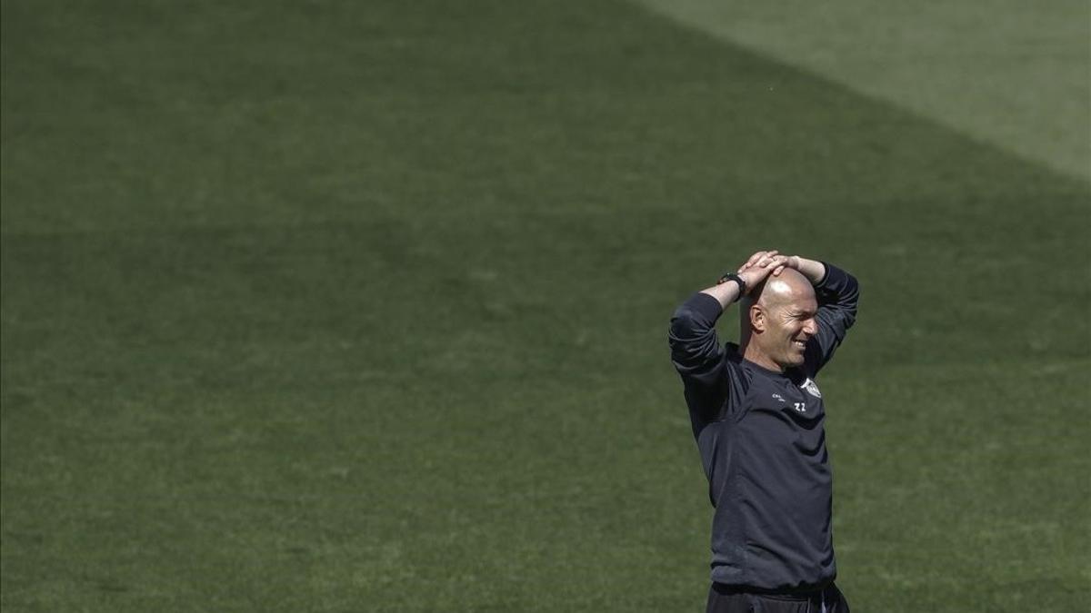 Zidane, durante el entrenamiento del Madrid este martes en Valdebebas