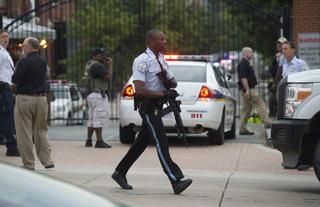 Un exmilitar mata a 12 personas en la sede de la Marina en Washington