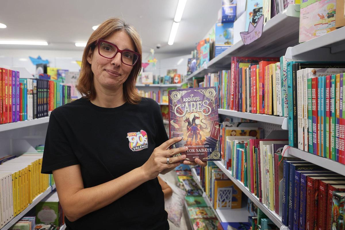 Sandra Muñiz, librera de Barco de papel, con 'Los archivos de Ares', que combina una escuela mágica, una profecía y seres mitológicos: fórmula que resultará familiar a muchos