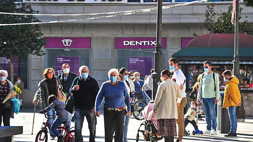 Viandantes en la Plaza de Galicia, a mediodía de ayer.  | // IÑAKI ABELLA