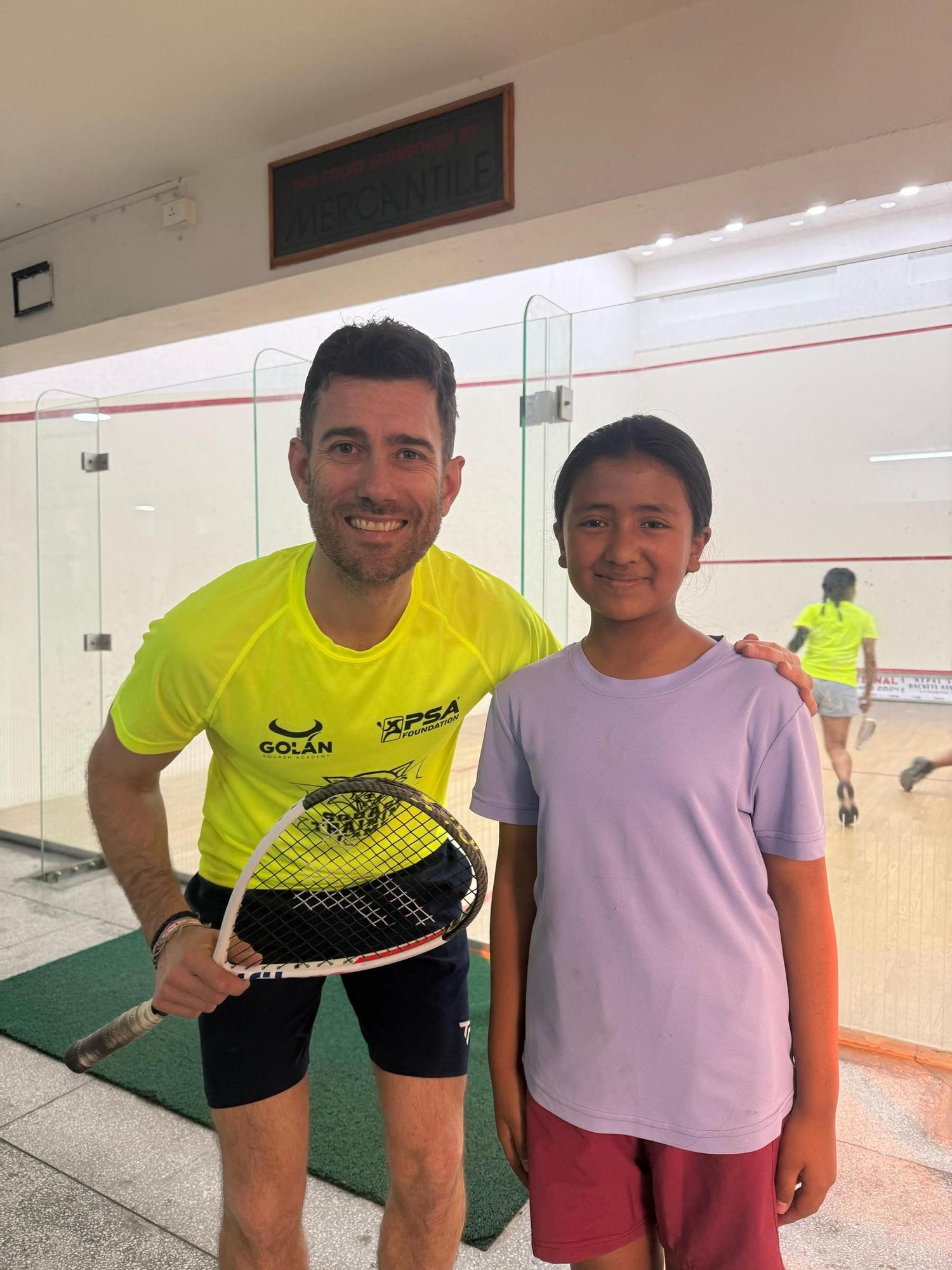 Borja Golán en Katmandú, donde está impartiendo clases de squash a jóvenes con pocos recursos de la mano de SOS Nepal