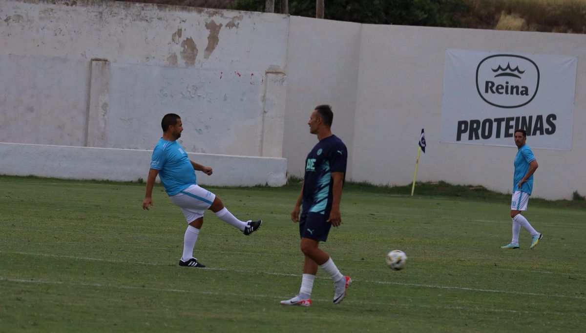 Juan Carlos Cordero, exdirector deportivo zaragocista, golpea el balón durante el partido.