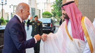 De "paria" a anfitrión: Biden aterriza en Arabia Saudí en busca de petróleo