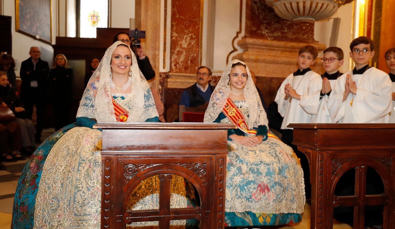 Falleras Mayores de toda una vida ante la Virgen