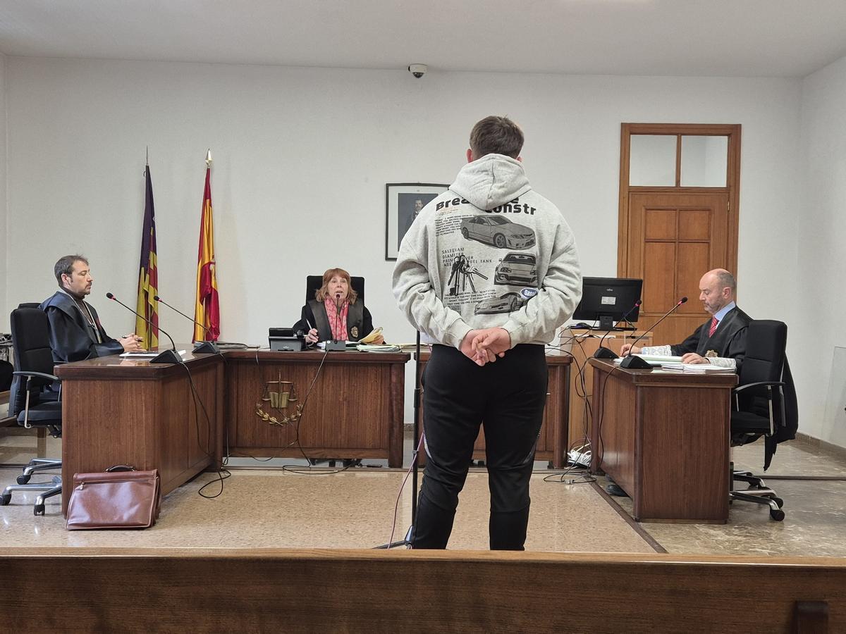 El joven conductor sin carné condenado por embestir un vehículo policial, durante el juicio.