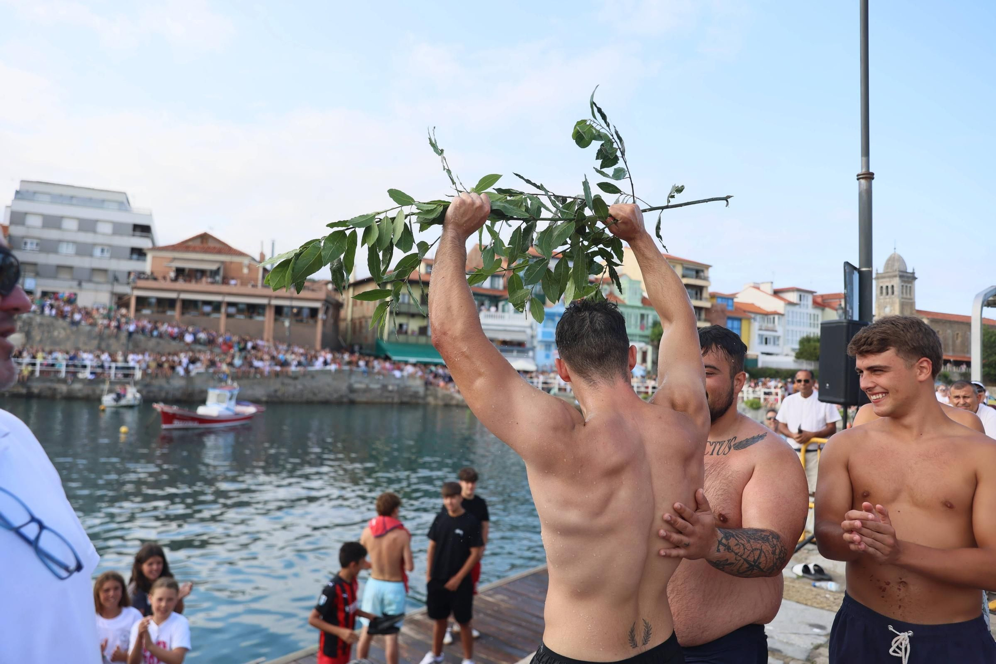 EN IMÁGENES: La multitudinaria cita de la cucaña en el Carmen de Luanco